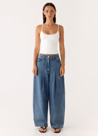 Zayn Pleated Jeans - Light Wash Blue